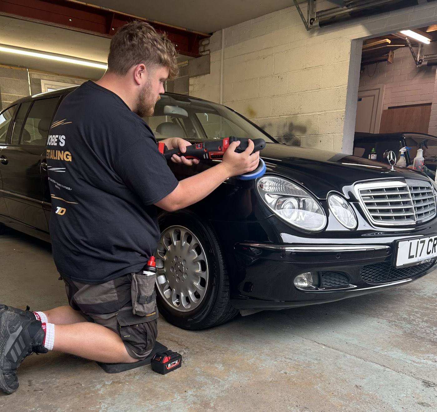 Jobe machine polishing a car